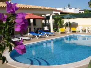 Piscine extérieure, chaises longues