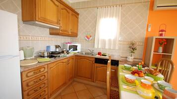 Refrigerador, microondas, placa de cocina, lavavajillas