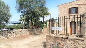 Un edificio de piedra con un letrero que dice "Carova des Molis".