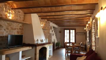 Smart-tv, eldstad, dvd-spelare och en stereo