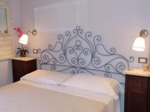 1 quarto, ferros/tábuas de passar roupa, berço de viagem