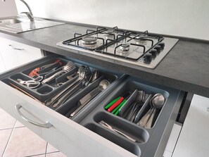 Microwave, oven, stovetop, highchair - Villa Cupido | Case Vacanze Mare Nostrum | In front of the Beach with Pool ❤ (Campofelice di Roccella (PA))