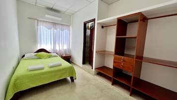 Gebar bulu kapas, langsir/tirai gelap terus, seterika/papan seterika