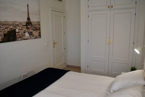 Fer et planche à repasser, Wi-Fi gratuit, draps fournis