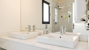 Shower, hair dryer, soap, shampoo - Casa van Gelder in San Fugencio / Alicante with heated waters  (San Fulgencio)