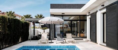 حمّام سباحة خارجي، حمّام سباحة مُدفَّأ