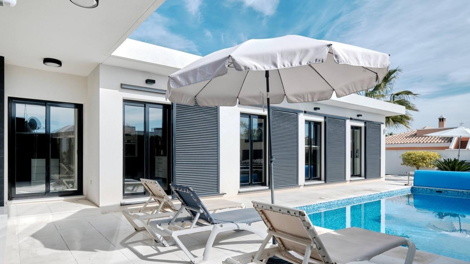 Casa van Gelder in San Fugencio / Alicante with heated waters 