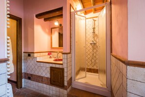 Een douche, handdoeken