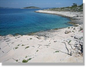 Una playa cerca, sillas reclinables de playa, toallas de playa