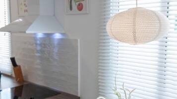 Een koelkast, een magnetron, een oven, een koffiezetapparaat/waterkoker