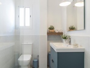 Bathtub, hair dryer, towels