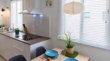 Een koelkast, een magnetron, een oven, een koffiezetapparaat/waterkoker