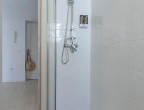 Badekar, hårtørrer, håndklæder
