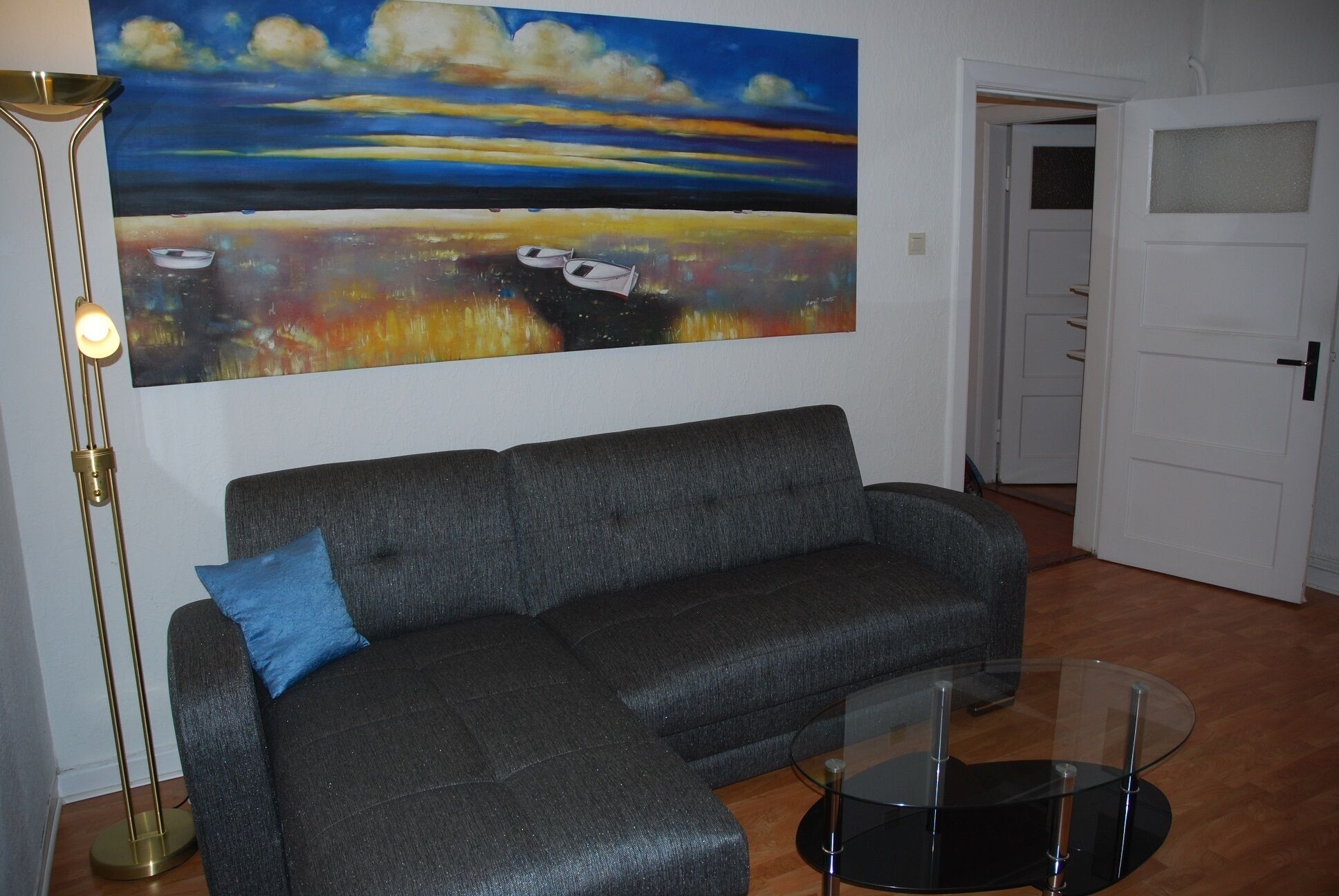 Bright 2 bedroom apartment with a forest view