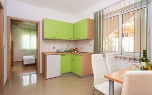 Fridge, microwave, stovetop, coffee/tea maker - Holiday apartment 300m from the sea (Vrbnik)