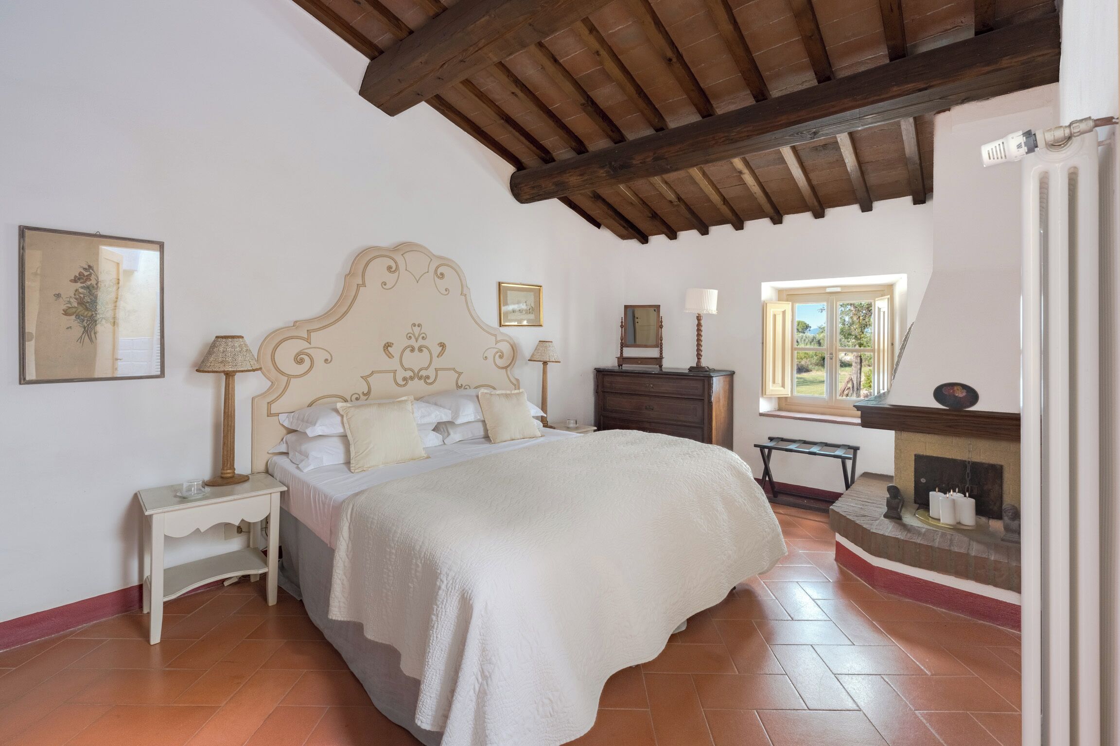 6 bedrooms, desk, iron/ironing board, travel crib