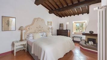 6 Schlafzimmer, Schreibtisch, Bügeleisen/Bügelbrett, Reisekinderbett