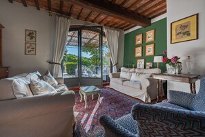 Smart TV, fireplace, Netflix, DVD player