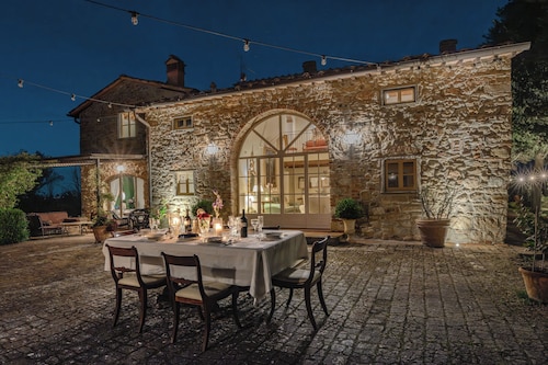 Dedicated Concierge service, heated pool, ensuite bathrooms, few min to Florence