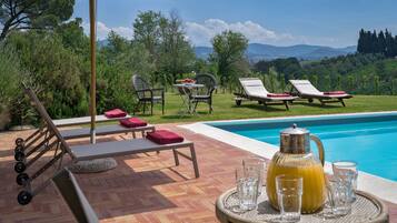 Außenpool, beheizter Pool, Liegestühle