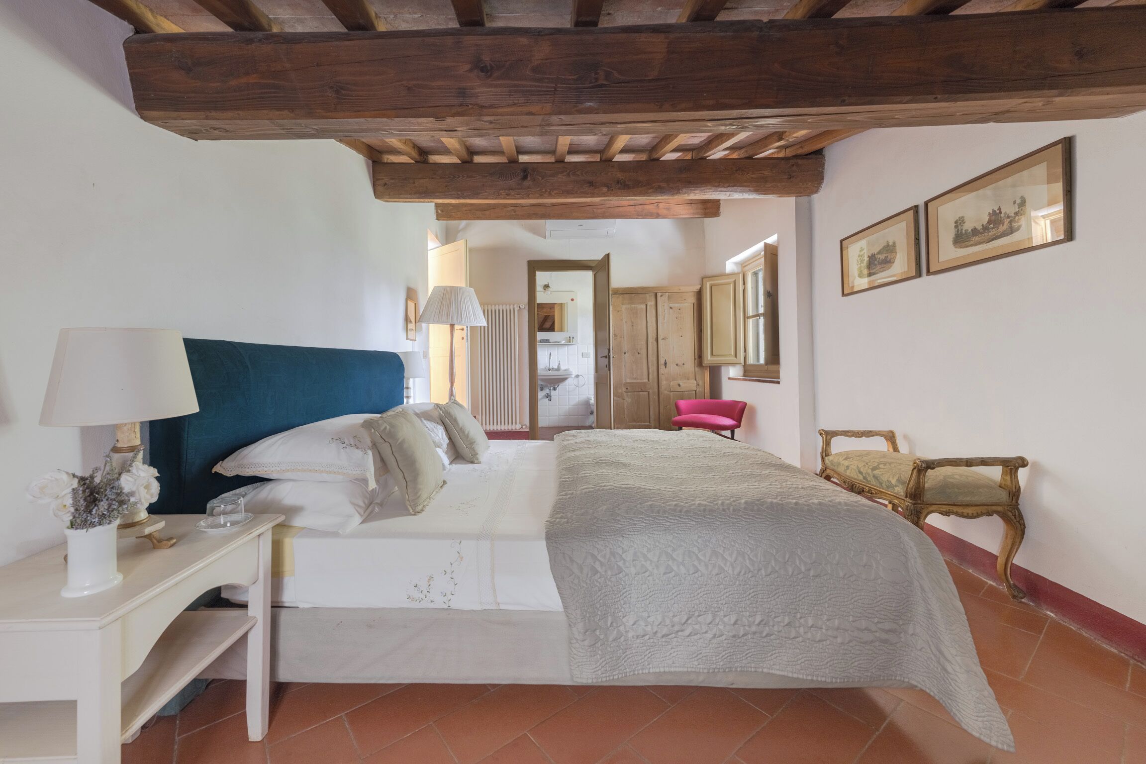 6 Schlafzimmer, Schreibtisch, Bügeleisen/Bügelbrett, Reisekinderbett