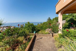 Property grounds - Studio with terrace and beautiful sea views (Vrbnik)