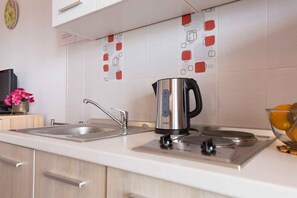 Fridge, microwave, stovetop, coffee/tea maker - Studio with terrace and beautiful sea views (Vrbnik)