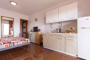 Kjøleskap, mikrobølgeovn, kokeplater og kaffetrakter/tekoker