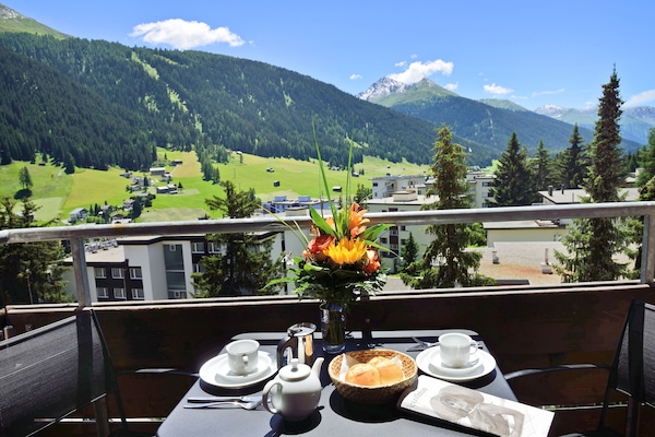 Blick vom Balkon auf die Davoser Berge