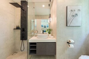 Shower, hair dryer, bidet, towels - NEW! CARPE DIEM - Perfect Sunset and Beachside Panorama, 200m walk to the Beach  (Ko Samui)