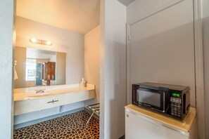 Articles de toilette gratuits, sèche-cheveux, serviettes fournies