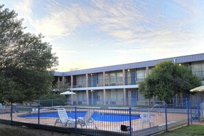 Outdoor pool - Castle Inn & Suites by OYO Lawton (Lawton)