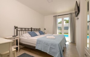3 bedrooms, travel cot, free WiFi, bed sheets