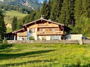 A wooden chalet with a balcony, surrounded by a wooden fence, set in a mountainous area. - 2 room apartment no. 2 - Alt Filzmoos, Das Anja (Filzmoos)