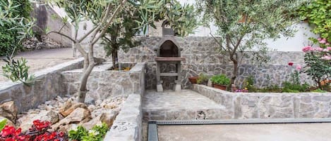 المنطقة المحيطة بالمنشأة