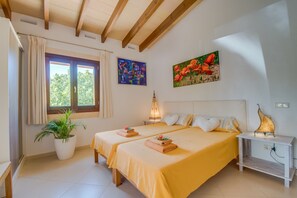 3 slaapkamers, een strijkplank/strijkijzer, gratis wifi, beddengoed