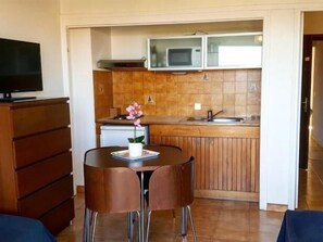 Fridge, microwave, oven, coffee/tea maker