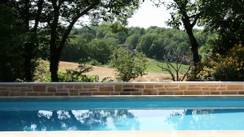 Una piscina al aire libre, una piscina climatizada