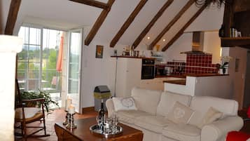 Een televisie, een open haard, boeken en een stereo