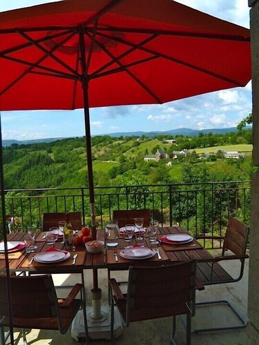 Private house in the heart of a village, large garden, view of the Aubrac mountains
