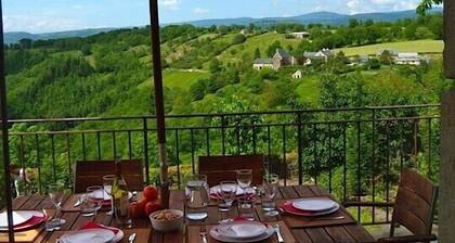 Maison privative au cĆur d'un village, grand jardin, vue sur les monts d'Aubrac