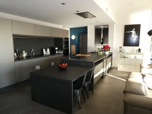 Dining - Beautiful contemporary villa (Rochefort-du-Gard)