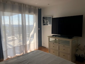 3 quartos, ferros/tábuas de passar roupa, berço de viagem