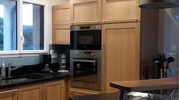 Een koelkast, een microgolfoven, een oven, een kookplaat