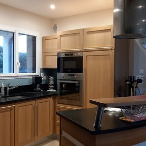 Kjøleskap, mikrobølgeovn, ovn og kokeplater