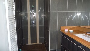 Ducha y bañera combinadas, secador de pelo y papel higiénico
