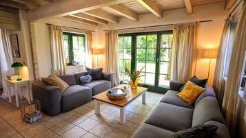 Smart-TV, Kamin, DVD-Player, Bücher