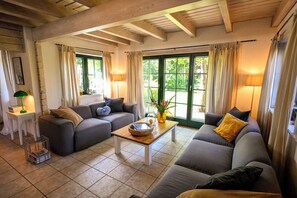 Smart-TV, Kamin, DVD-Player, Bücher