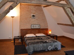 3 bedrooms - Unique 15th Century Mill with Enclosed Garden (Arpheuilles)