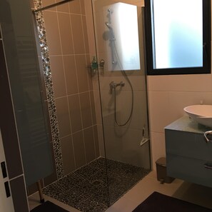 Douche, sĂšche-cheveux